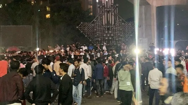 মোবাইল ব্যবসায়ীদের সড়ক অবরোধ, যানজটে ভোগান্তি