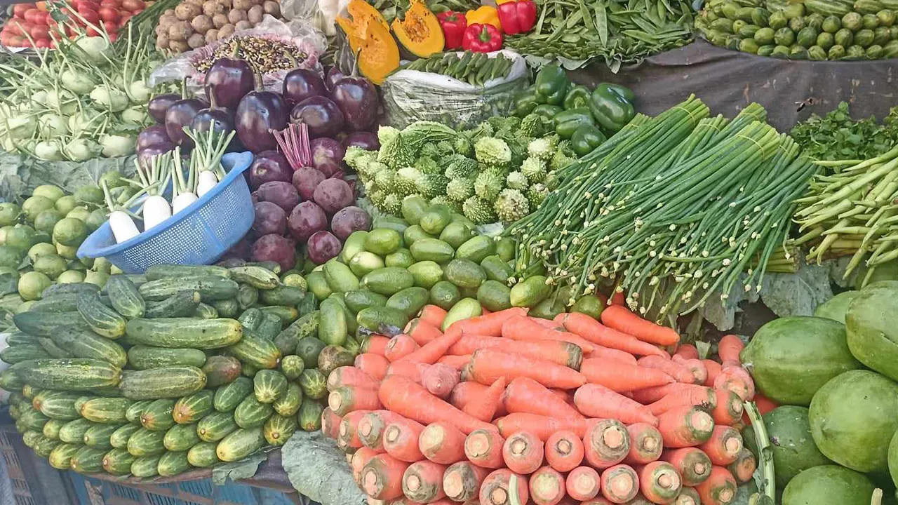 ভরা মৌসুমেও ষাটের নিচে নেই সবজি
