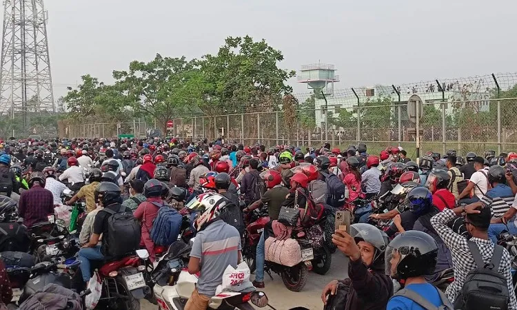 পদ্মা সেতুর মাওয়া প্রান্তে মোটরসাইকেলের ভিড়