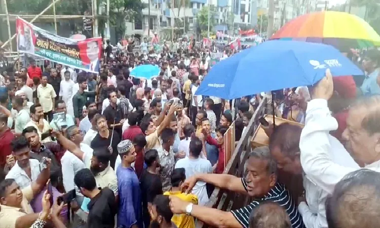 শ্যামলীতে কালো পতাকা নিয়ে জড়ো হচ্ছেন বিএনপি নেতাকর্মীরা