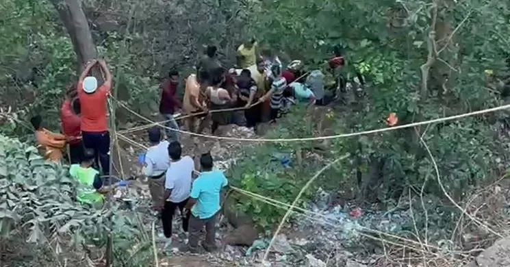 ভারতে যাত্রীবাহী বাস খাদে পড়ে নিহত ১২