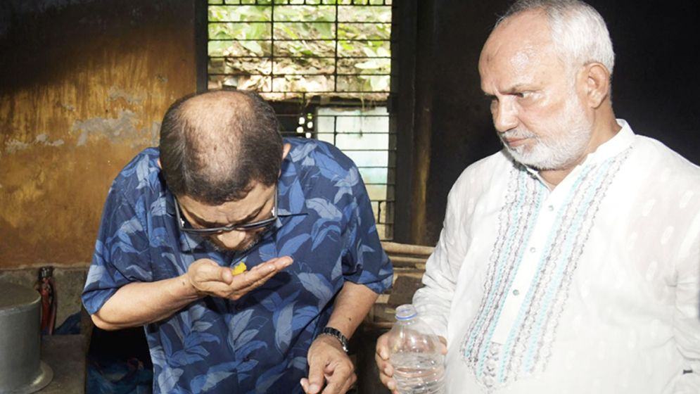 5_____Health-Minister-throws-away-hospital-food-after-eat-6a0da9a43420b