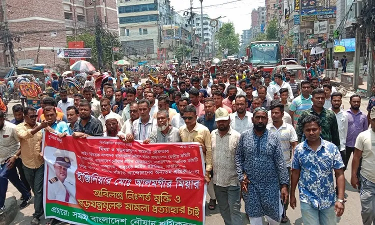 নারায়ণগঞ্জে নৌযান শ্রমিকদের বিক্ষোভ
