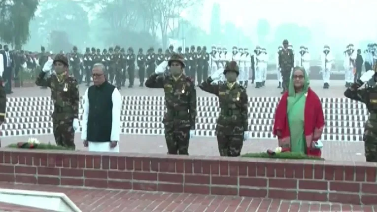 স্মৃতিসৌধে রাষ্ট্রপ্রতি ও প্রধানমন্ত্রীর শ্রদ্ধা