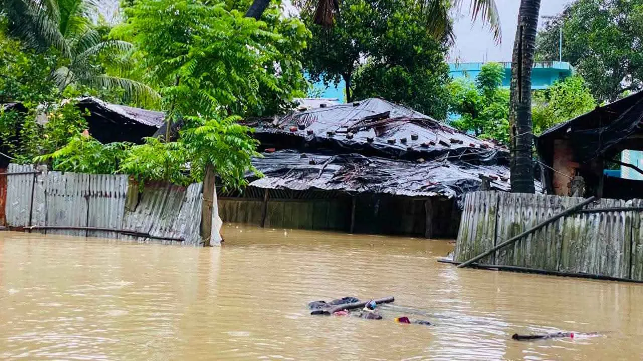 ভারী বৃষ্টিতে কয়েক অঞ্চলে বন্যার শঙ্কা