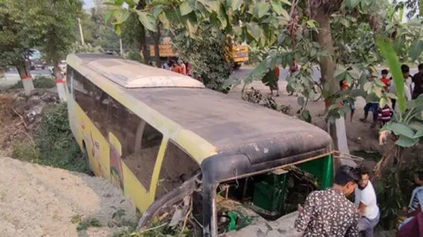 নরসিংদীতে কাভার্ডভ্যান নিয়ন্ত্রণ হারিয়ে প্রাণ নিল ৪ পথচারীর