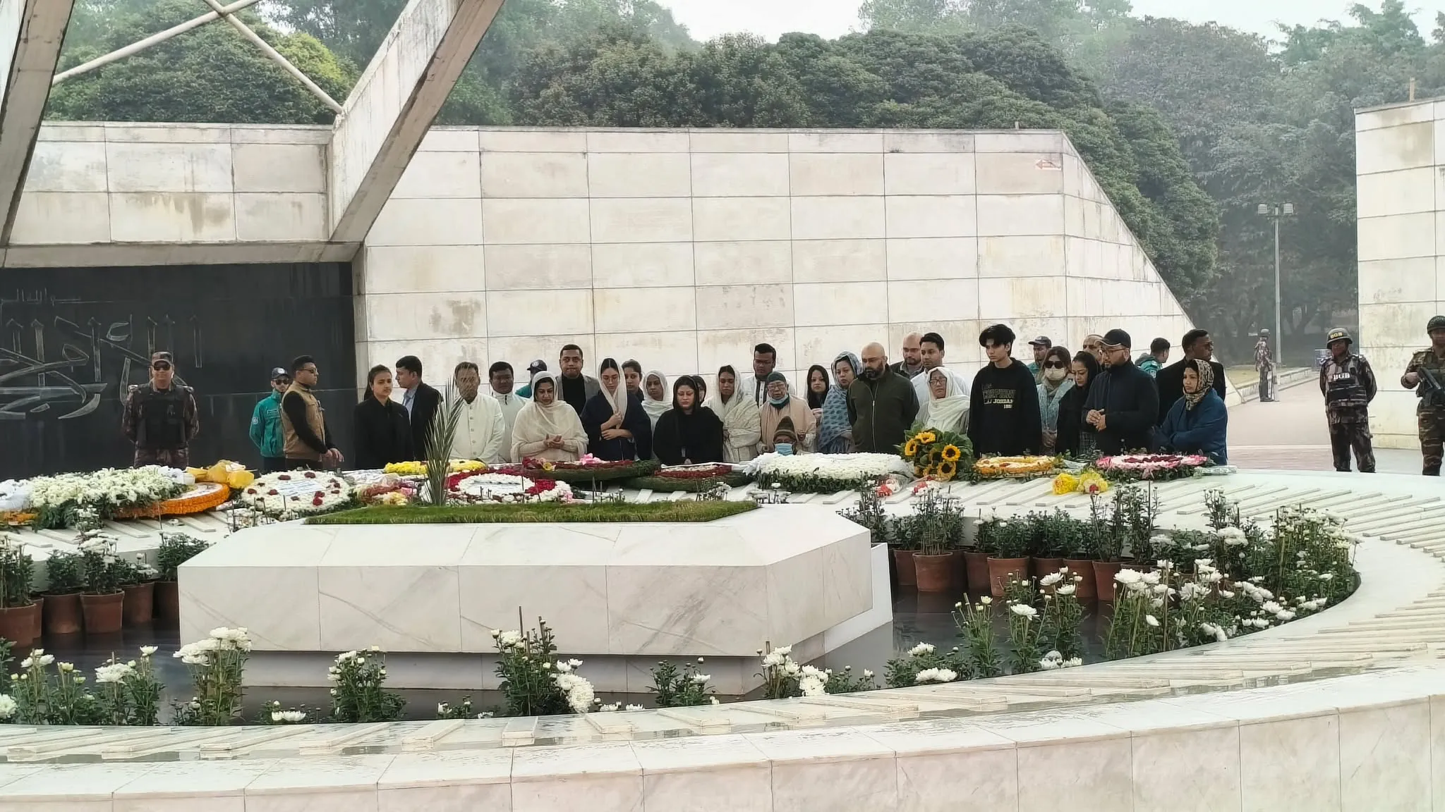 দাদির কবর জিয়ারত করলেন জাইমা রহমান