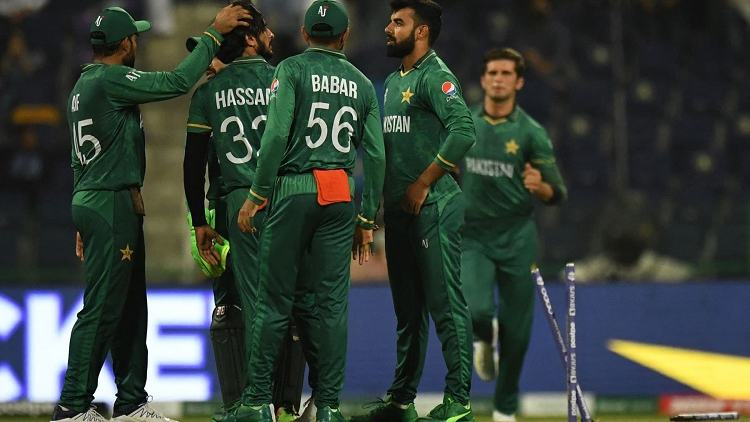 Pakistan grab unexpected lifeline to reach semis
