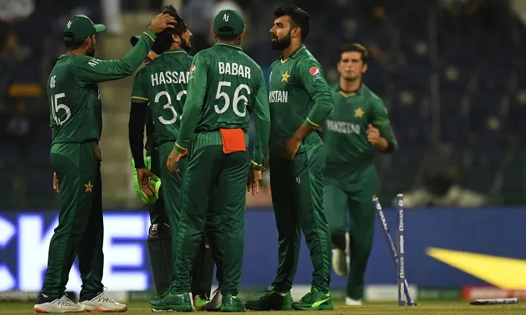 Pakistan grab unexpected lifeline to reach semis