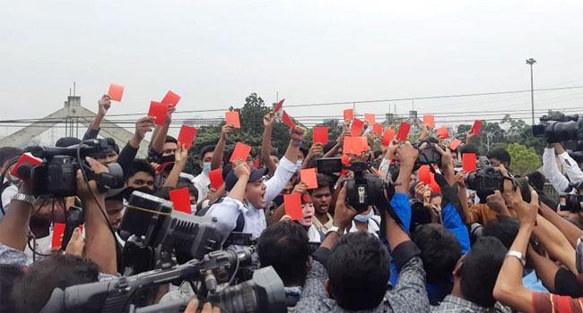 লাল কার্ড হাতে রাস্তায় শিক্ষার্থীরা