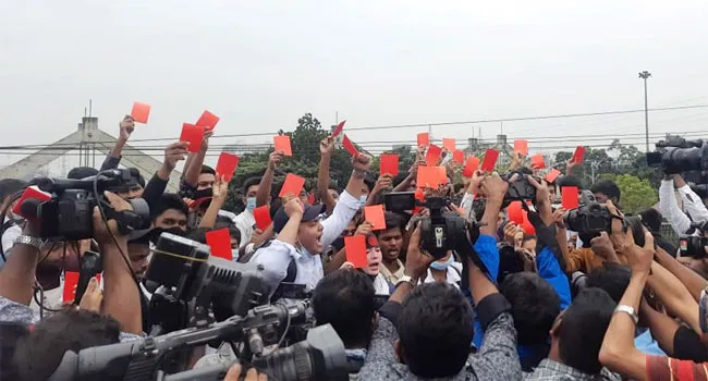 লাল কার্ড হাতে রাস্তায় শিক্ষার্থীরা