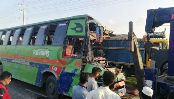 টাঙ্গাইলে বাস-ট্রাক সংঘ‌র্ষে ২ চালক নিহত