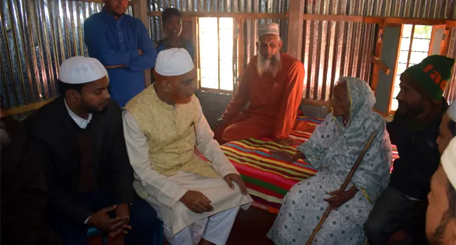 শতাধিকবর্ষী বৃদ্ধা অজিরন্নেসাকে বাড়ি বানিয়ে দিলেন জামায়াত আমির ডা: শফিক