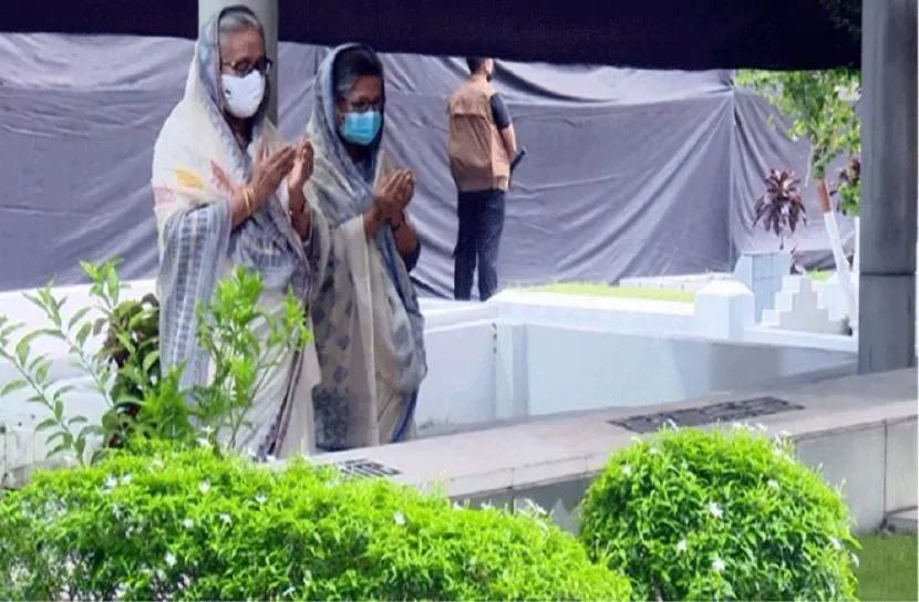 স্বজনদের কবর জিয়ারত করলেন প্রধানমন্ত্রী