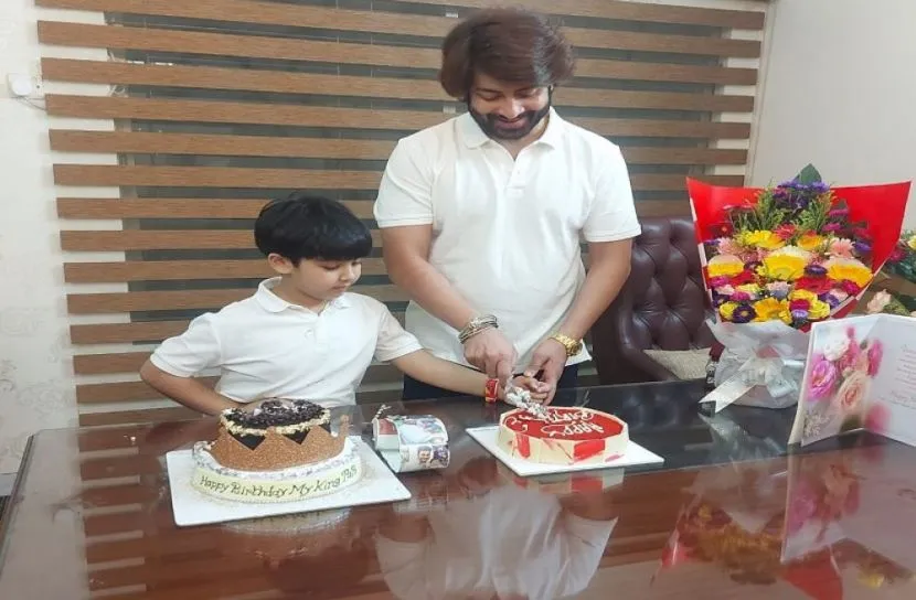 ছেলে আব্রহাম খান জয়কে নিয়ে কেক কাটলেন শাকিব