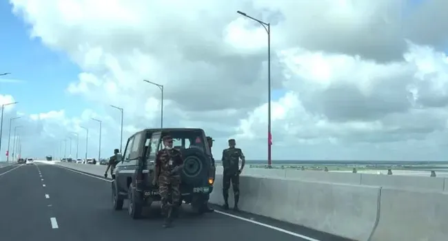 পদ্মা সেতুতে টহল দিচ্ছে সেনাবাহিনী