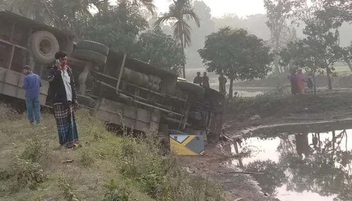 ধামরাইয়ে বাস খাদে পড়ে নিহত ২, আহত ২২