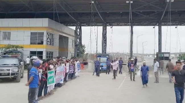 পদ্মা সেতুর টোলপ্লাজায় বাইকারদের মানববন্ধন