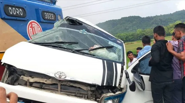 ৪ ঘণ্টা পর সেই মাইক্রোবাস অপসারণ, ঢাকা-চট্টগ্রাম ট্রেন চলাচল শুরু