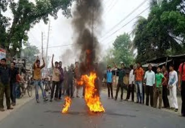 কুষ্টিয়ায় পরিবহন শ্রমিক আটক প্রতিবাদে মহাসড়ক অবরোধ