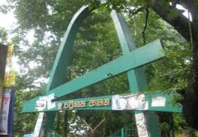 চট্টগ্রাম কলেজে ৩ দফা দাবীতে ছাত্রদের স্মারকলিপি 