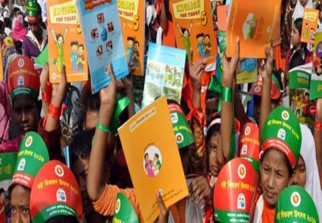 ভোলায় সরকারী স্কুলে বই বিক্রি 