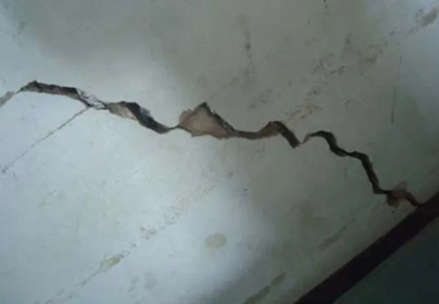 ভূমিকম্পে রাজধানীর প্রগতি সরণীতে ফাটল