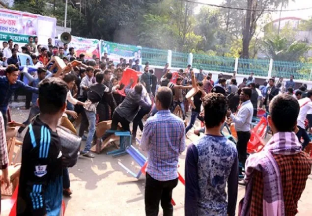 চট্টগ্রামে ছাত্রলীগের প্রতিষ্ঠাবার্ষিকীতে দু’গ্রুপের সংঘর্ষ, আহত ১২