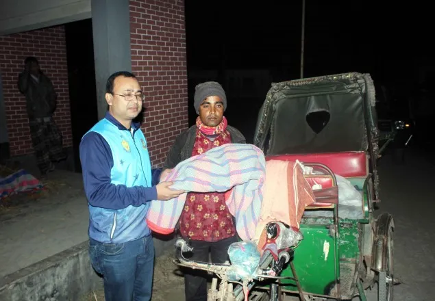 গভীর রাতে শীতার্তদের মাঝে শীত বস্ত্র বিতরণ
