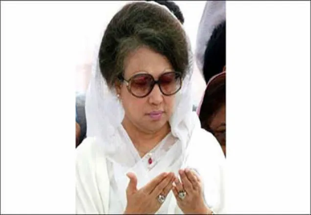 বাসায় বসে আখেরি মোনাজাতে শরিক খালেদা