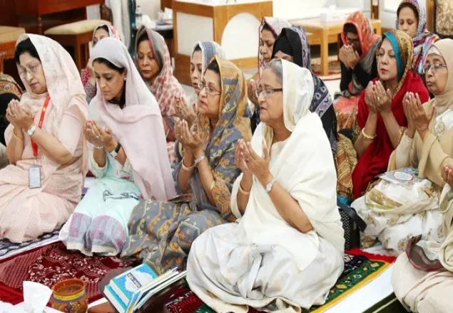 গণভবন থেকে মোনাজাতে অংশ নেন প্রধানমন্ত্রী
