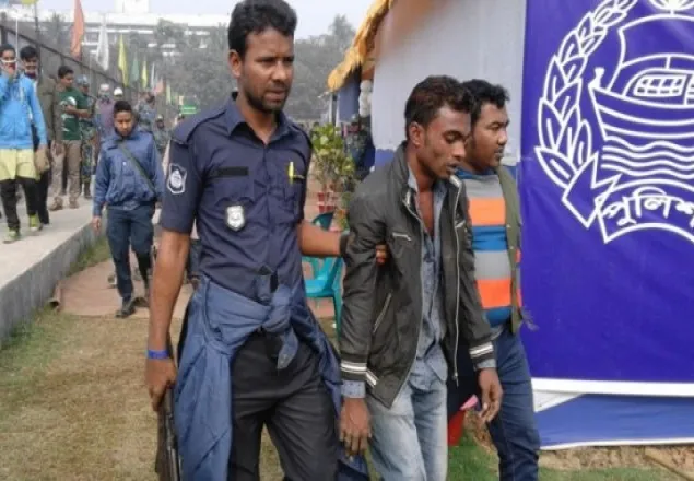 ইজতেমায় ছাত্রলীগের চাঁদাবাজি ও অস্ত্র ছিনতাই এর চেষ্টা
