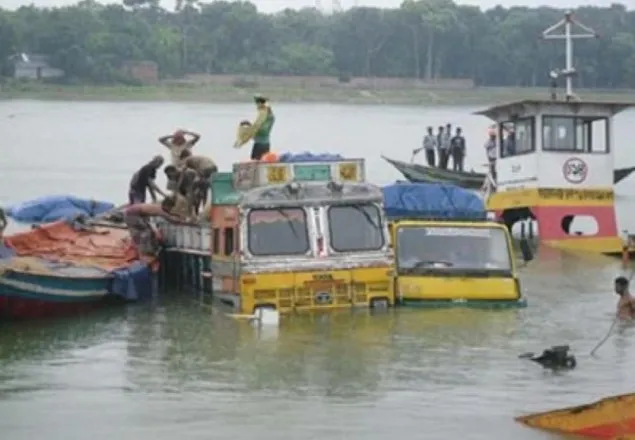 ট্রাকসহ ট্রলারডুবি, বহু হতাহতের শঙ্কা