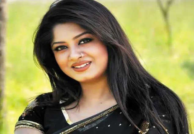 মৌসুমিকে কেন্দ্র করে মুসল্লী ও ভক্তদের মধ্যে উত্তেজনা