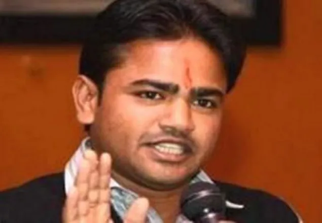 ‘মুসলমানদের ভারত ছাড়া করতে অস্ত্র হাতে নিন’