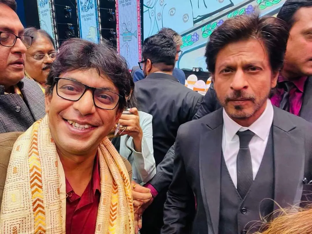 কলকাতায় শাহরুখ খানের সঙ্গে ফ্রেমবন্দি হলেন চঞ্চল