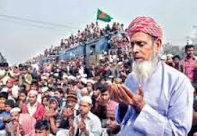 বিশ্ব ইজতেমার আখেরি মোনাজাত চলছে