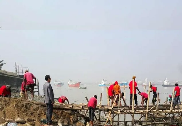 কর্ণফুলীর তীরের চারটি অবৈধ জেটি উচ্ছেদ