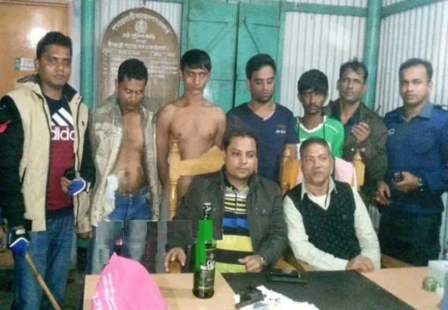 লঞ্চের কেবিনে ঢুকে ছিনতাইয়ের পর ধর্ষণের চেষ্টা: অস্ত্রসহ আটক ৪