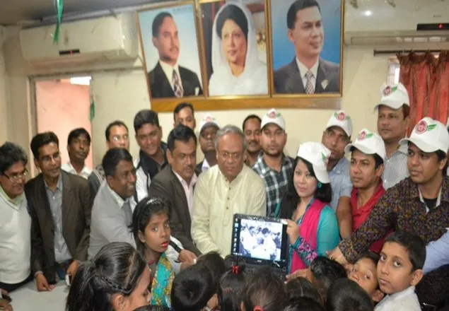 পথশিশুদের মাঝে বিএনপির ল্যাপটপ বিতরণ