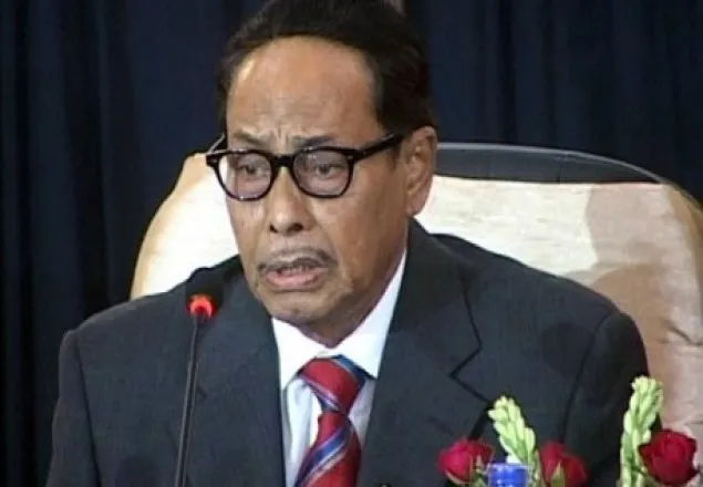 রুহুল আমিনকে দায়িত্ব বুঝিয়ে দিচ্ছেন এরশাদ