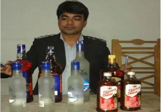 বেনাপোলে ভারতীয় নারীর নিকট থেকে মদ উদ্ধার