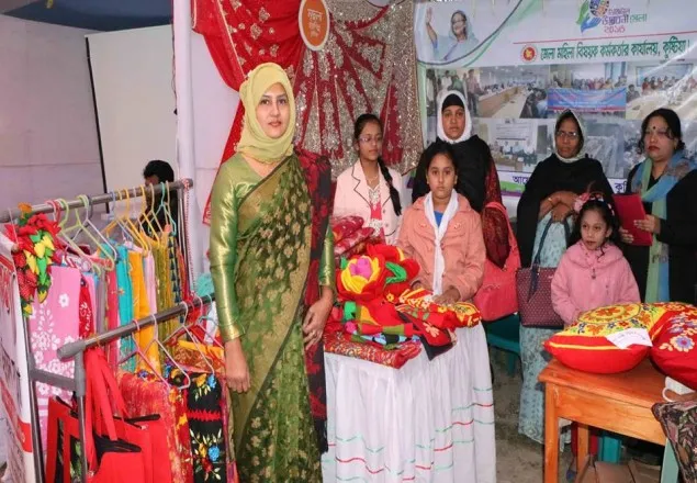 কুষ্টিয়ায় ডিজিটাল মেলায় তরুণ-তরুণীদের উপচে পড়া ভিড়
