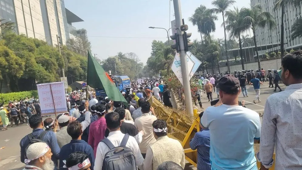 ব্যারিকেড ভেঙে যমুনা অভিমুখে সরকারি চাকরিজীবীরা