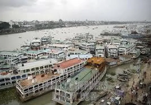 লাগাতার কর্মবিরতিতে যাচ্ছেন নৌযান শ্রমিকরা