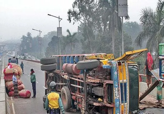 জলঢাকায় ট্রাক উল্টে নারী নিহত