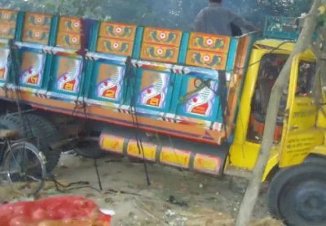 নিয়ন্ত্রণ হারিয়ে ট্রাক ঘরে, নিহত ৩