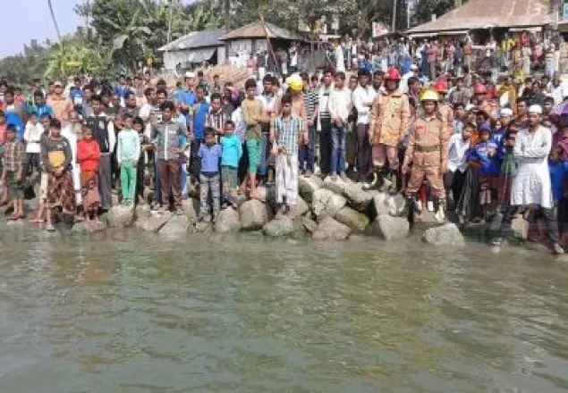 কাগোর্র ধাক্কায় মেঘনায় যাত্রাবাহী ট্রলারডুবি 
