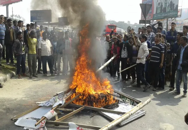 পুলিশ পরিচয়ে ড্রাইভারকে মারধর : রাস্তা অবরোধ-অগ্নিসংযোগ