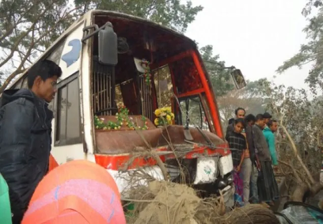 মুন্সীগঞ্জের গজারিয়ায় বাস-প্রাইভেটকার সংঘর্ষে আহত ১০